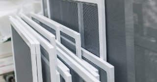 Москитные сетки на пластиковые окна Сокол купить по цене от 949 руб.